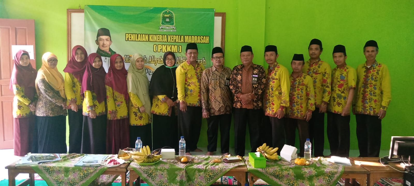 Tim Penilai dari Penma Kemenag Brebes Drs.H.Sanawi,M.M (nomer 9 dari kiri)dan Drs.H.Zaeni Abdul Karim,M.Pdax(nomer 6 dari kanan) Bersama Kepala madrasah dan Dewan guru MTs dan MA Al-Hasaniyah Kedawon Tahun 2022.