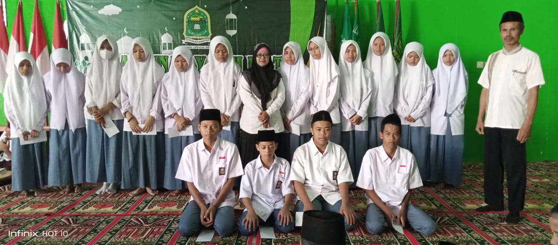 siswa sisiwi MA bersama dewan guru alhasaniyyah