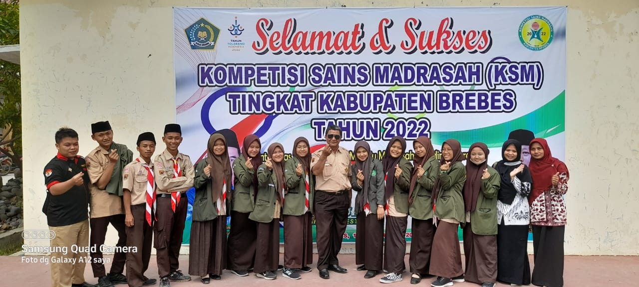 siswa siswi MTs dan MA alhasaniyyah  bersama dewan guru setelah mengikuti kegiatan KSM